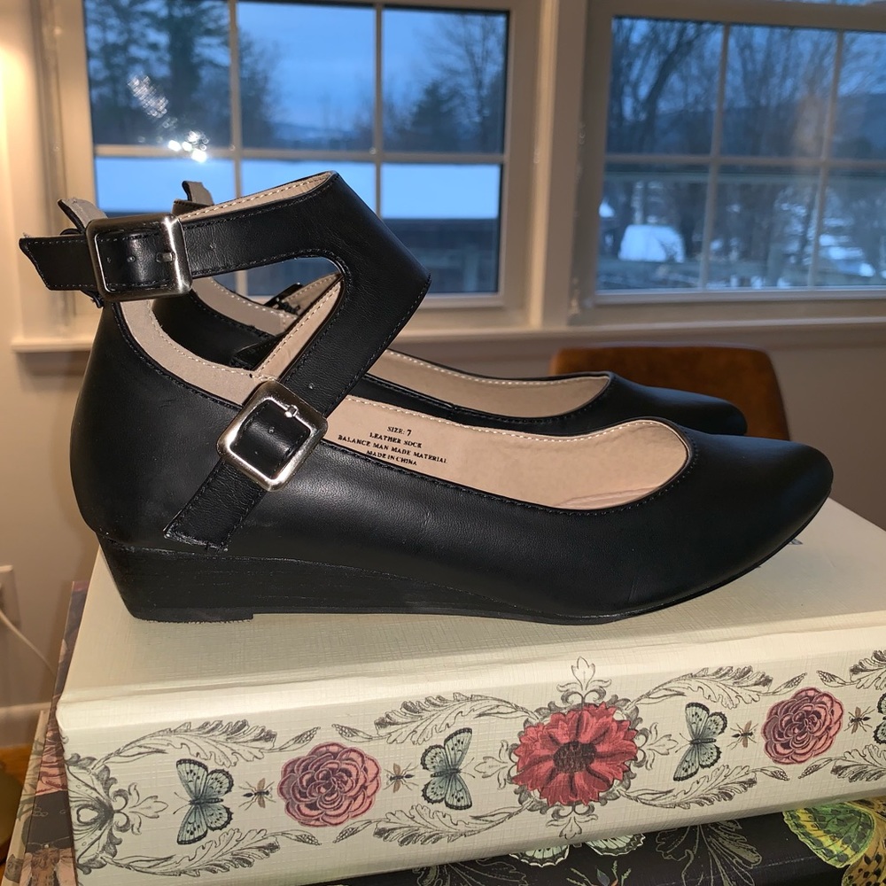 Restricted flat with slight wedge heel